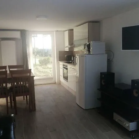 Hilltop Apartman *